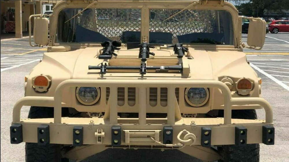 40万买原味军车 里程没破千 加钱装凯夫拉座椅 网友 加不起油 腾讯新闻