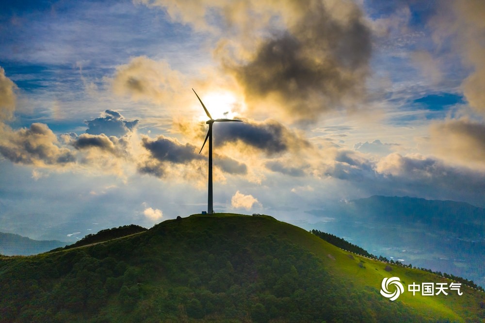 神仙美景广东新兴风车山霞光映照如梦如幻