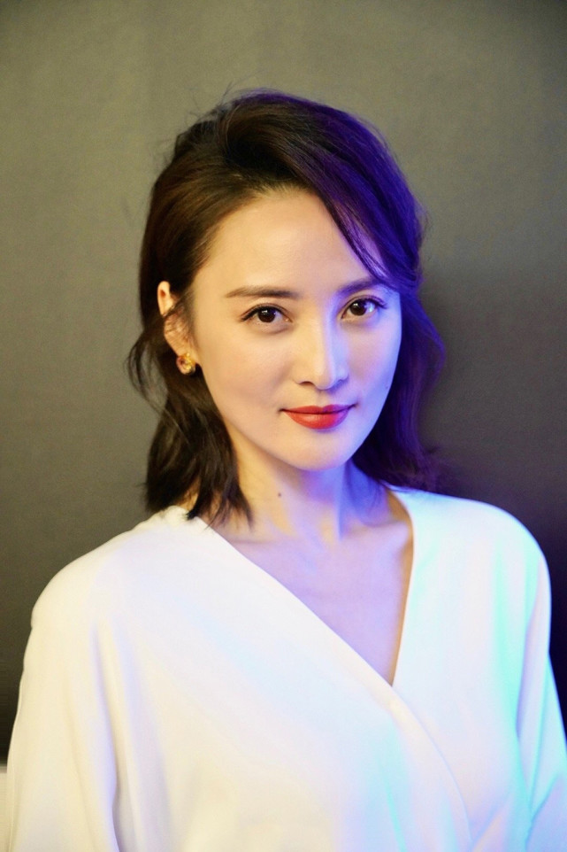 被蒋勤勤美到了穿白色连衣裙优雅又气质身材真让人羡慕