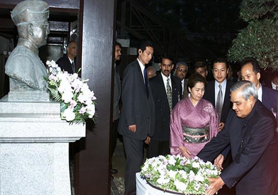 2001年，时任印度总理的瓦杰帕伊访问日本，为鲍斯胸像献花。