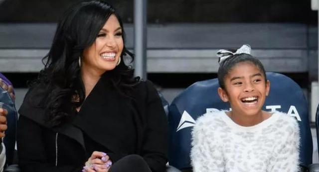 科比遗孀再发动态:gigi,祝贺你八年级毕业.我永远爱你,一如既往!