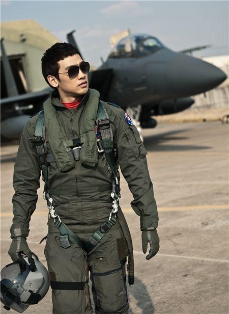 韩国巨星rain近况曝光,38岁帅成"玻尿酸男神",诠释逆生长