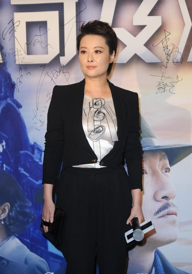 袁立也太随便了,裹层"窗帘布"就出门,方脸配背头气场可真足