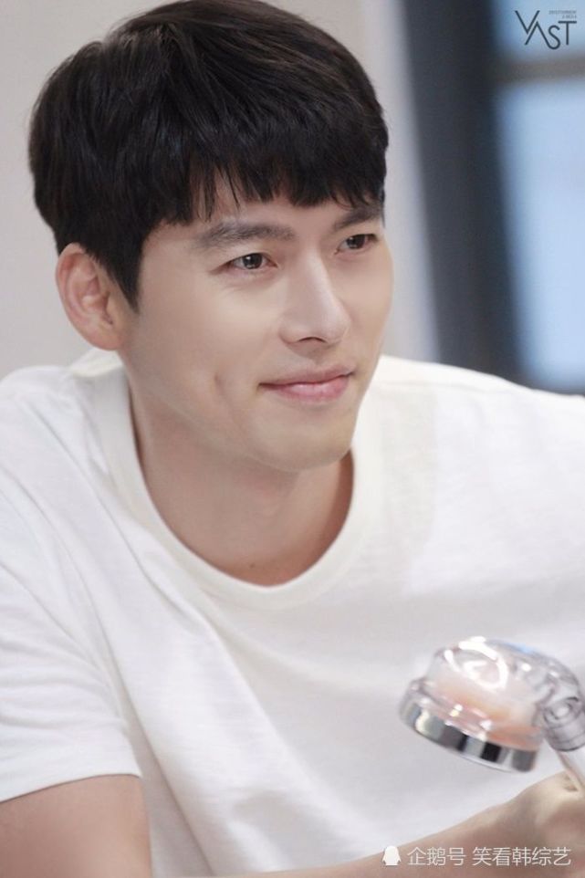 玄彬拍摄美容产品广告的幕后照片被公开眼神和微笑足以让无数女人心动