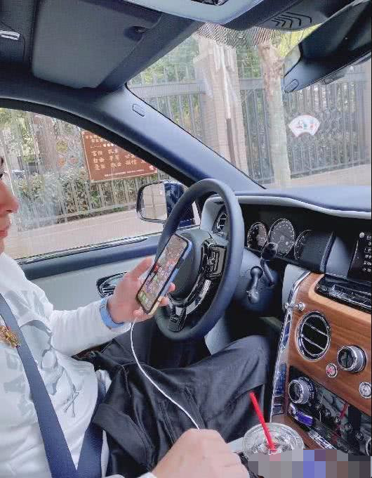 ig王思聪开车接小楼被偷拍,700万劳斯莱斯曝光,80w项链引发热议
