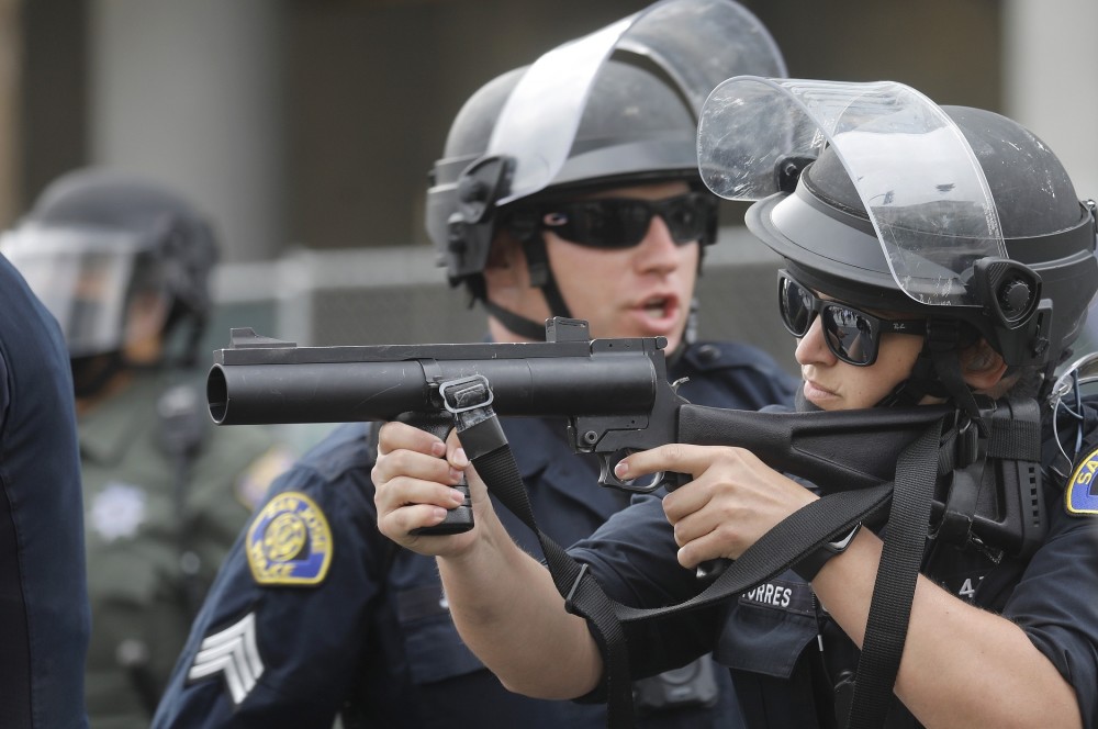 美国街头悲惨一幕警察向轮椅上的老人开枪比跪死黑人还要残忍