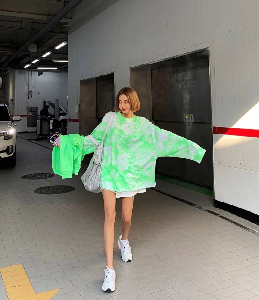 荧光绿也可以大胆尝试,搭配上复古运动鞋,人群中也是抢眼的存在