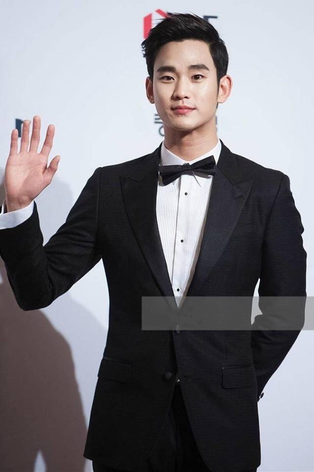 金秀贤一身黑西装帅气,仍是女生们的梦中男神