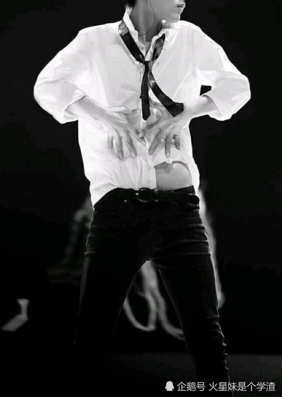 看到肖战罕见紧腿裤,镜头下拉,瞬间怀疑眼睛_腾讯新闻