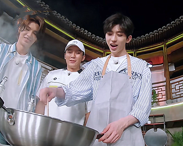 蔡徐坤倒半瓶油做炒鸡蛋baby强忍着不适吃完口头上却说很好吃