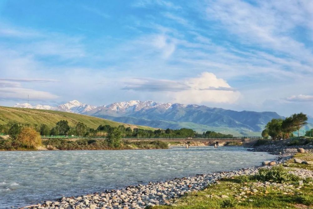 伊犁河谷是新疆水资源最丰富的地区气候湿润景色宜人