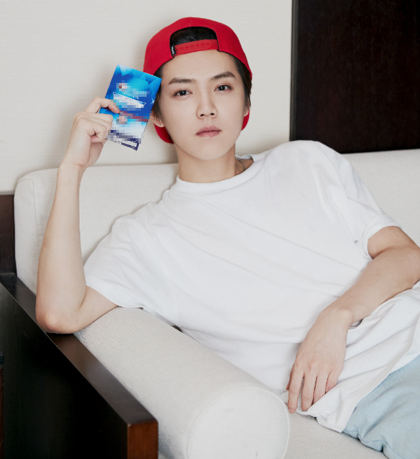 薇娅穿"低领衣"弯腰时,鹿晗的表情男人都秒懂,家里搓衣板已备好