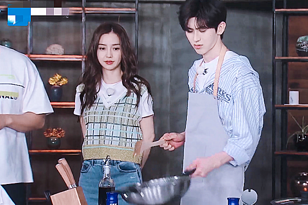 蔡徐坤把食物掉地上,baby让他放一边,坤坤的举动很圈粉