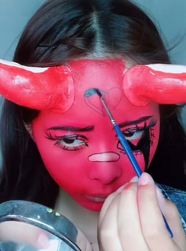 大学生仿妆"小恶魔",开始:犄角真夸张,看到结果:真有那味了!