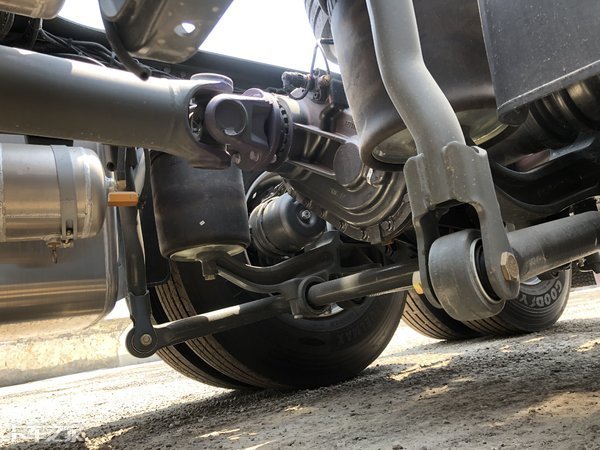 重汽汕德卡顶配牵引车配置够高端同级别进口卡车也未必有它强