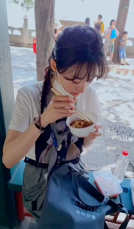 助理晒郑爽在颐和园长廊吃饭,谁注意她碗里饭量?怀疑自己看错了