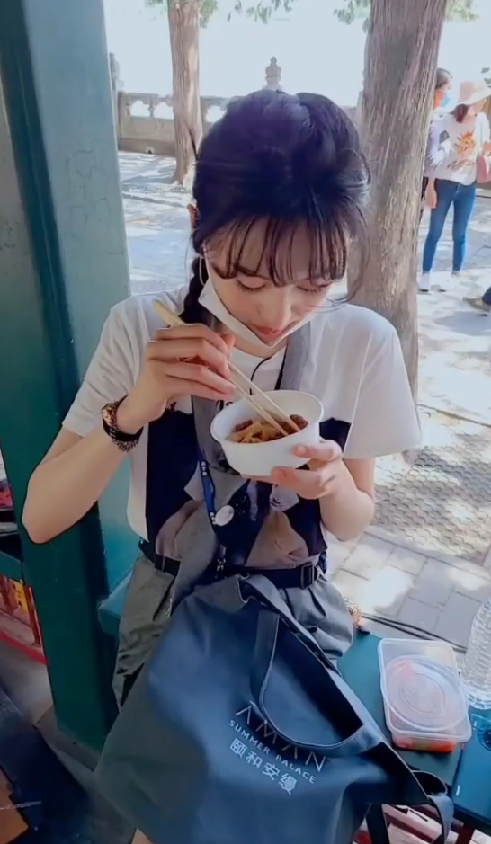 助理晒郑爽在颐和园长廊吃饭,谁注意她碗里饭量?怀疑自己看错了