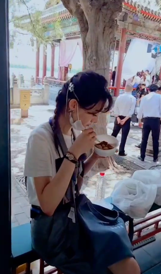助理晒郑爽在颐和园长廊吃饭,谁注意她碗里饭量?怀疑自己看错了