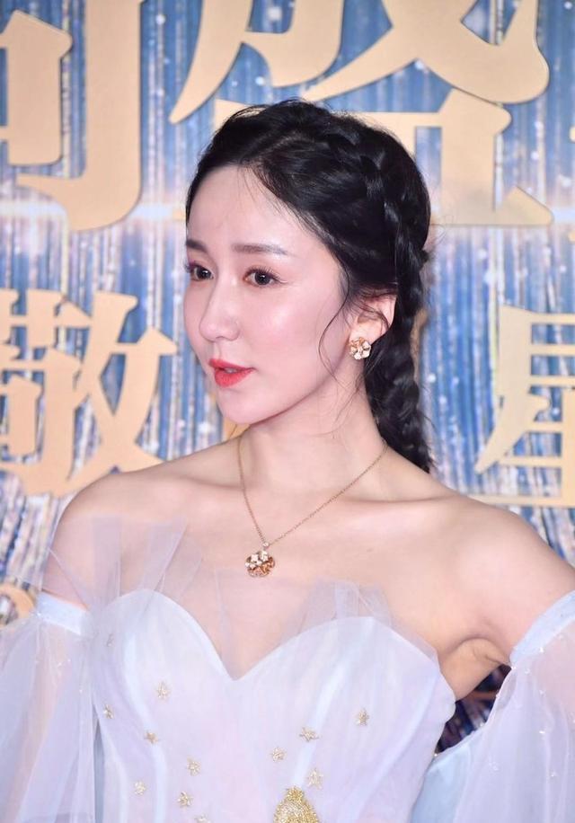 娄艺潇气质太好了礼服都能穿成婚纱感窈窕身材真让人羡慕