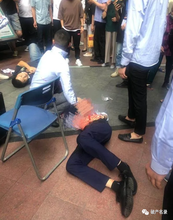 收费太黑贷款中介被借款人持刀捅伤网友女汉子