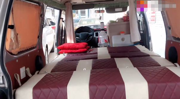 偶遇"牛人"3万爆改五菱之光,看到内饰,网友:警察叔叔笑了