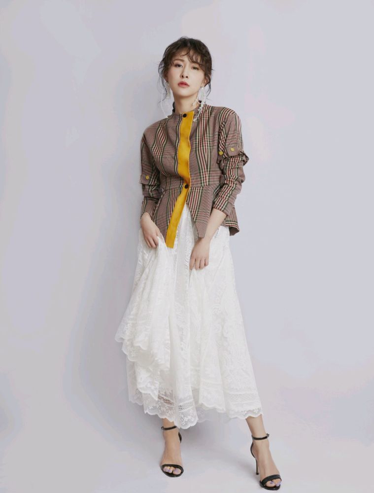 贾青也太会穿了,身穿墨绿吊带连衣裙搭配白色打底衫,精致又时髦