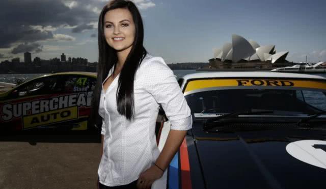 蕾妮·格雷西接着说:"信不信由你,我父亲知道我现在做的事情,他很支持