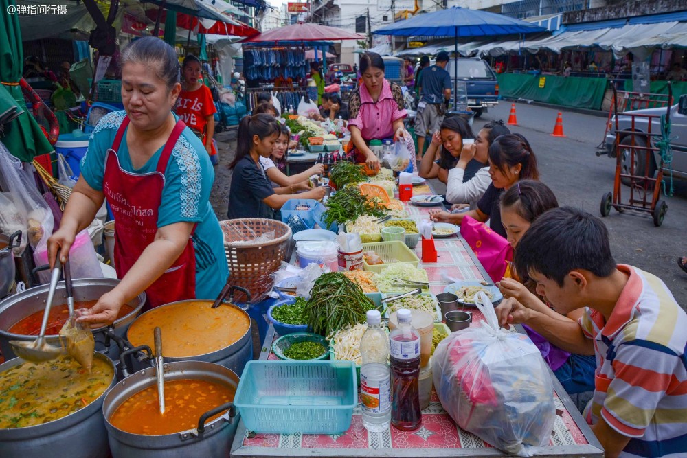 泰国地摊经济繁荣是街头美食集中营成吸引游客的一大法宝