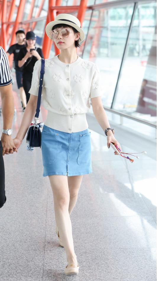 刘诗诗搭配随性,衣服腰线穿出好几层,"真真假假"给比例拖后腿