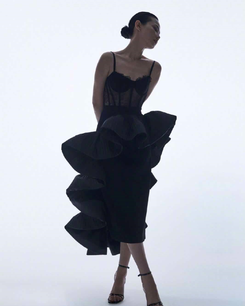 谭卓气质高,用蓝绿色格纹透明风衣搭配波波头,高贵优雅又时髦