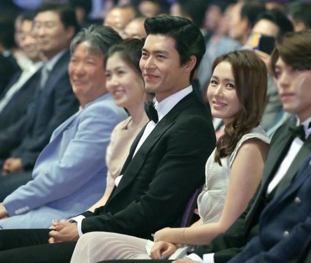 其实是在6年前的颁奖典礼,当时玄彬&孙艺珍同为颁奖嘉宾,不但一起坐在