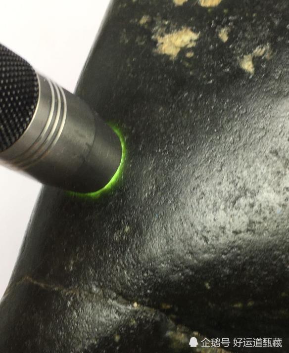 首先就说墨玉如果用手电筒去对它照射,那么它透出来的颜色光应该是