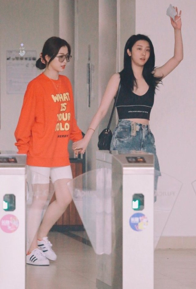 霸总赵小棠娇妻虞书欣,神仙姐妹驾驭甜酷风,穿亮色吸睛显反差美