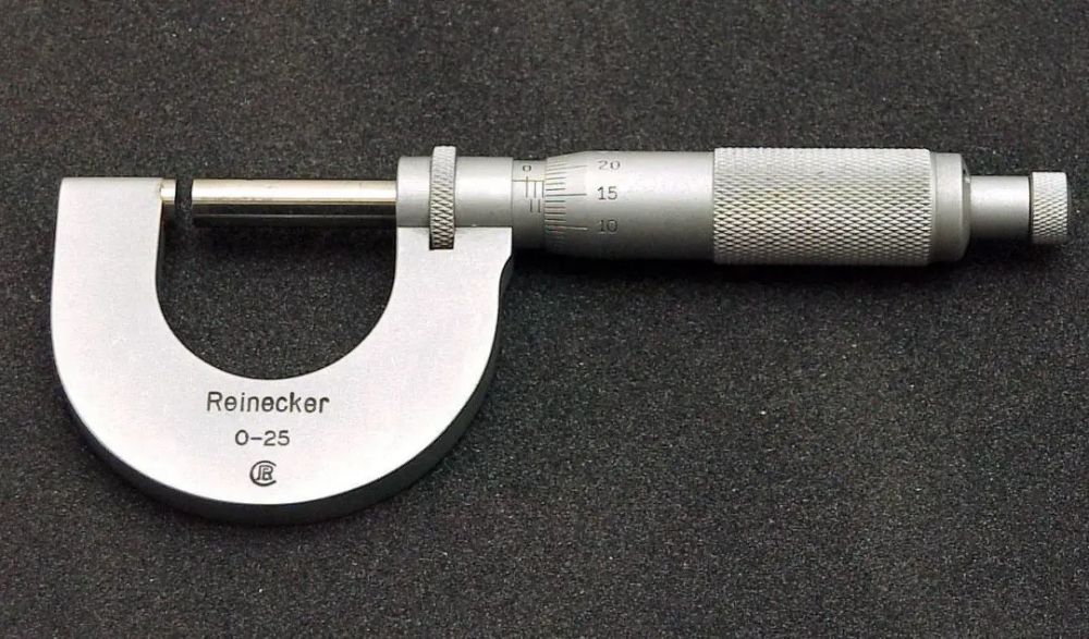 游标卡尺c.卷发器b.钳子d.