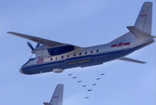 轰运教-7正在投弹但是作为一款双发涡桨中型运输机,轰运教-7本身和