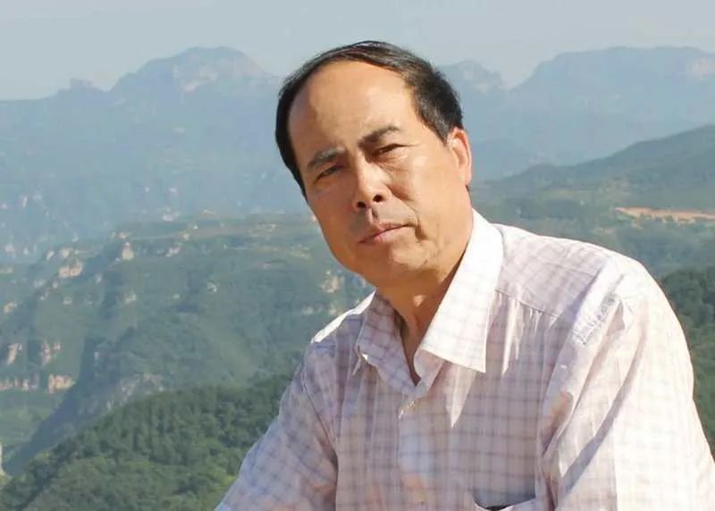 无论你做什么 无论你怎么做 脚踏实地 前方就有道路 作者简介 王光明