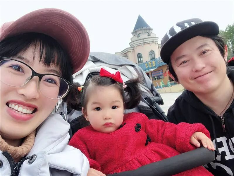 从前期剧本写作,拍摄,道具购买,到后期的剪辑,都是金佳慧一个人操刀,"