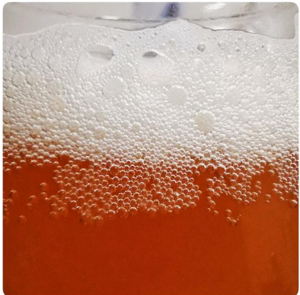 尿液一般情况下是不会出现泡沫的,当然男士小便时冲击的泡沫,滞留时间