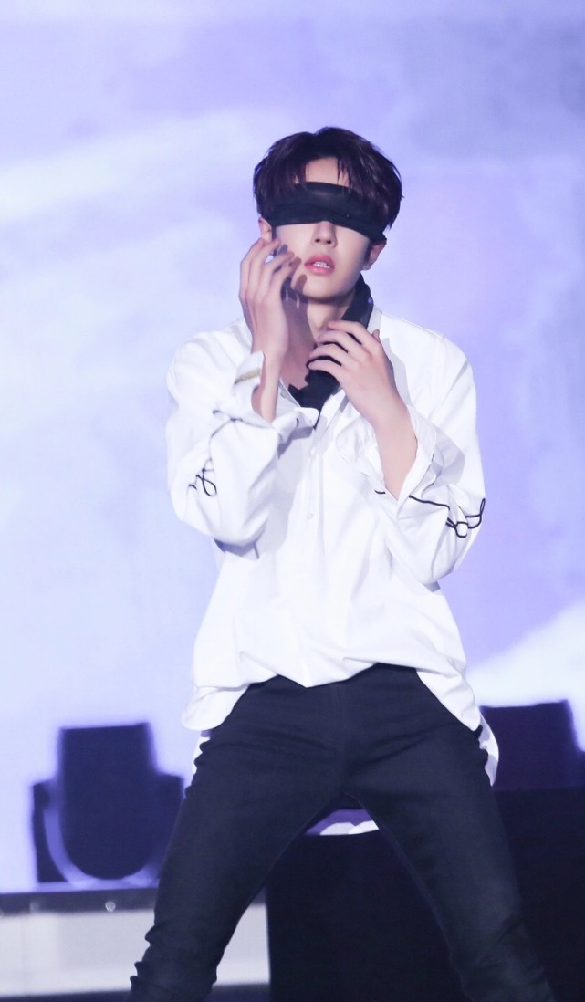 王一博舞台太惊艳黑色抹额遮住眼看过一眼就再难忘怀