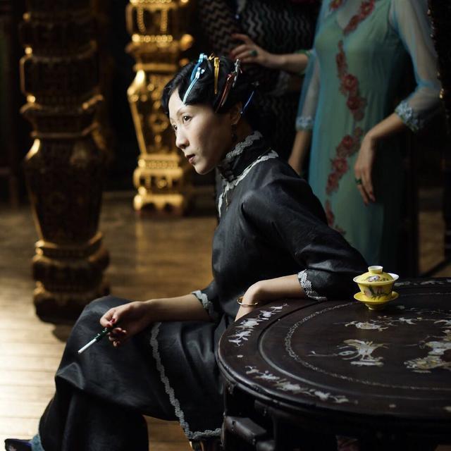 还有王家卫执导的电影《一代宗师》,周小飞饰演的金楼三姐,踏着三寸