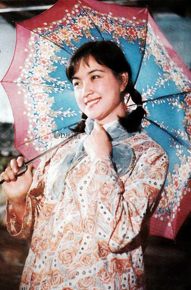 9,顾玉琴本身就是农村姑娘出身的电影演员,所以她在《月亮湾的笑声》