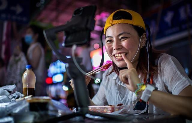 城市烟火气,当街摆地摊,餐饮女老板变身直播网红