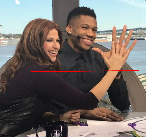 字母哥的天赋有多强一只手抓3瓶矿泉水朋友们只能捧在怀里