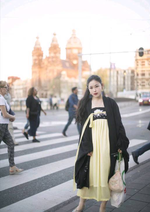 女子为传播汉服文化 跑国外街道拍写真 路过的外国人眼睛看直了 汉服 传统服饰