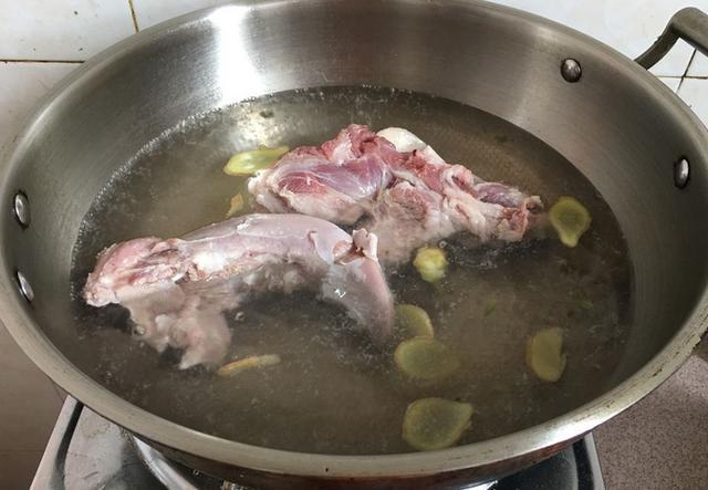 2,煮好之后将猪舌头捞出来,再将表面的白膜刮干净.