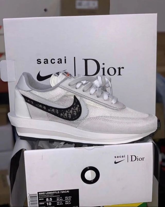 现如今普通nike,adidas球鞋的市场价格,有的已经远远超过了dior,lv