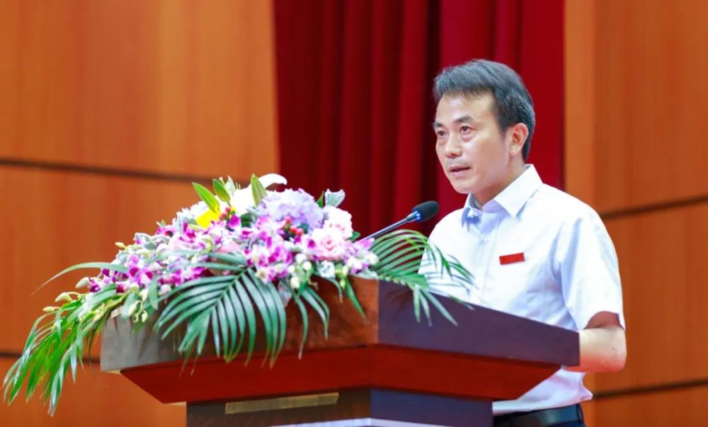 著名中学校长毕业演讲关于什么是优秀你需要关注这三个问题