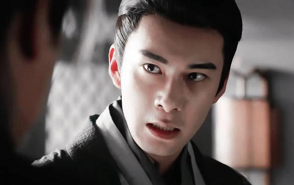 凭借《东宫》圈粉无数的陈星旭,也有一个辨识度极高的美人沟下巴呢.