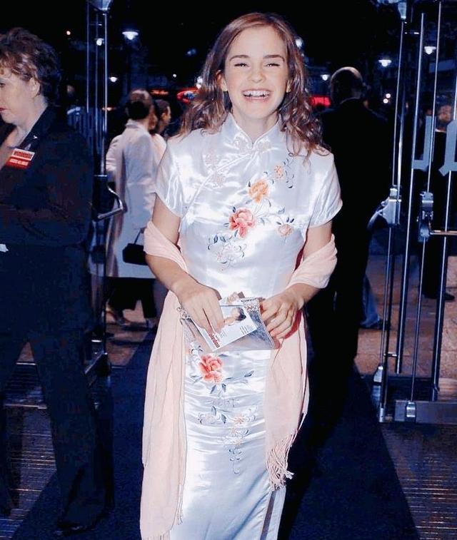 外国人穿旗袍不好看?赫敏穿上叫清纯,而卡戴珊穿上叫惊艳