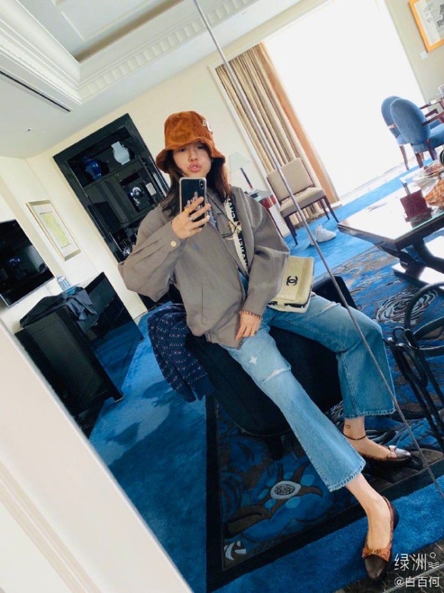 白百何晒素颜自拍,嘟嘴卖萌表情可爱,戒指遮挡和陈羽凡爱的纹身